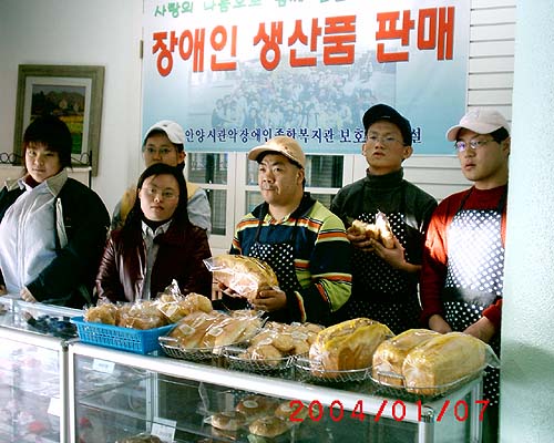 빵 판매대에서 